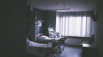 未婚夫得癌症！她煎熬問「我該提分手嗎」：不想下半輩子都在照顧病人　內疚「怕變成千古罪人」不敢開口