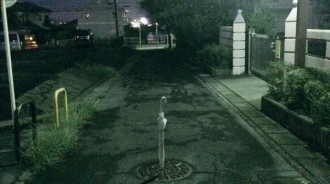 回家的路上看到一支「傘插在水溝蓋上」越看越毛！網友：別亂拔，快走！