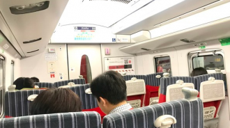 搭火車北上！陌生阿嬤求「可以跟我換位置嗎」好心答應　半路驚覺「手段好高招」：被坑了 