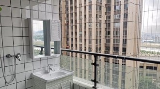 套房的浴室放陽台，女網友瞬間崩潰，懷疑房東有「超暗黑陰謀」！