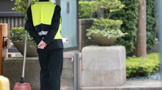 辛苦養兒上大學！保全爸被孩子嗆「社會底層」：讓我很丟臉　鼻酸嘆「該換工作嗎」掀網激烈論戰