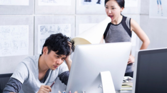 永遠別把同事當真心朋友！職場上「誰也不說」的3大潛規則：被賣還不知道