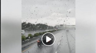 在高速公路上遇大雨需要打雙黃燈嗎？大車駕駛怒吼「到底哪個駕訓班教你的」