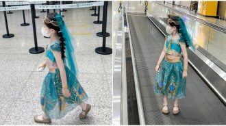 肚肚肉超可愛❤️女兒搭飛機「堅持扮成迷你茉莉公主」　再換魚尾裙「化身愛麗兒公主」漫步沙灘美翻
