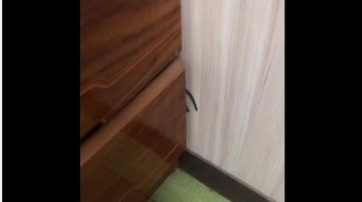 衣櫃旁出現長腳的奇怪生物，他用筆戳了戳，打開衣櫃結果讓大家嚇歪了！