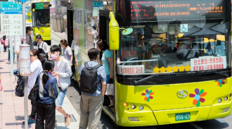 公車特地等她！台中女上車「突然飆罵司機」：讓你丟掉工作　畫面流出「一分鐘瘋狂跳針」原因曝光