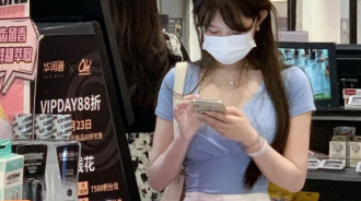 比貨架上的水純淨！超市裡驚見「仙女系口罩正妹」爆紅　脫下口罩後「韓劇女主角五官」瞬間戀愛❤️