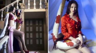 《海賊王》女帝的絕美cos照，姿勢嫵媚蠻腰搶鏡，高難度動作亮眼