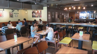 60元便當份量太少？老闆特地「給2倍飯菜」也沒用　學生把飯倒掉後「遞上一張小紙條」網友美送了