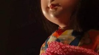 這人偶在日本被列為禁忌，一出場就怪事頻生...日本靈媒表示「祂還活著」！