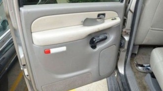 買了一台破舊二手車，後門故障拆下來修理卻得到「意外寶藏」....賺翻了！
