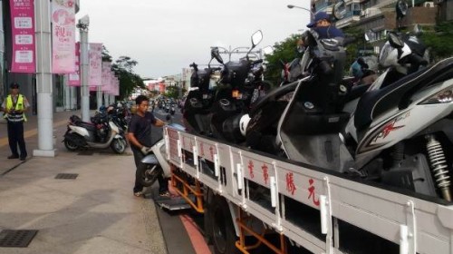 違停整排拖走！卻獨留紅色機車在路邊…網友：真的不能拖！