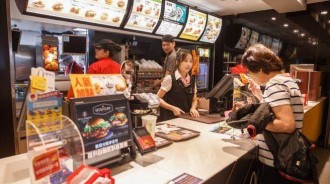 吃速食錯了嗎？幼稚園老師放假「帶孩子去麥當勞吃漢堡」　家長投訴「沒有老師的樣子」超扯對話曝光