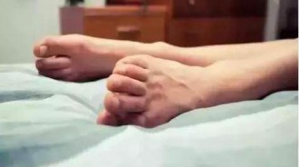 小腿常莫名抽筋，不僅僅只是「缺鈣」是身體發出的警告！