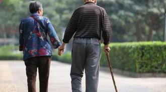 母親看病！住兒子家一晚「兒子房燈亮一宿」　隔天父母「藏好房產證離開」：養老靠自己