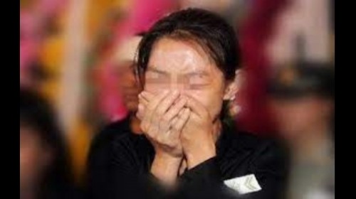 前夫病逝我帶女兒參加葬禮， 進屋女兒卻一直笑下一秒我砸了祠堂...