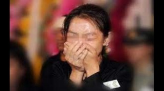 前夫病逝我帶女兒參加葬禮， 進屋女兒卻一直笑下一秒我砸了祠堂...
