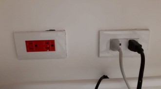在家裡發現「紅色插座」試用完全沒電，懷疑師傅裝錯！內行人曝偉大用途...長知識了！