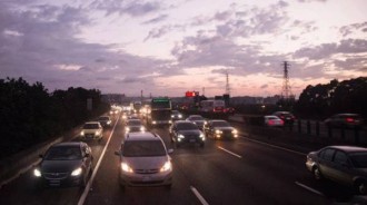 國道閃大燈請讓路？警：不可以！罰緩3-6000，但是警察教你用一招對付烏龜車，超好用！
