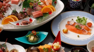 奧客留1星負評！餐廳老闆公審「6人吃3800還嫌貴」　PO出「滿桌豪華日式料理」網兩派戰翻：不貴嗎？
