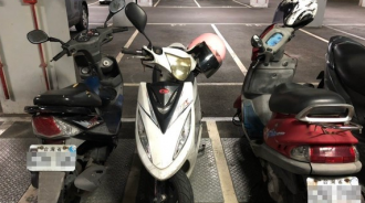 女網友機車「置物櫃突然打不開」急找鎖匠　看到對方「一秒內解決」不滿：沒用技術還敢收錢