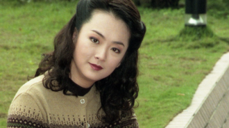 真正美人胚子！瓊瑤玉女「突曬36年前舊照」被阿兵哥簇擁　「零修圖無濾鏡」清純靦腆超勾人