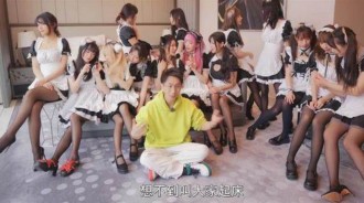 叫女僕起床是什麼體驗？男經理直接掀被子，被撞見穿絲襪也不尷尬