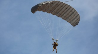 為何空難都不給乘客降落傘？「明知道會墜毀卻要大家待在機上」原來這樣活下來的機率更高！