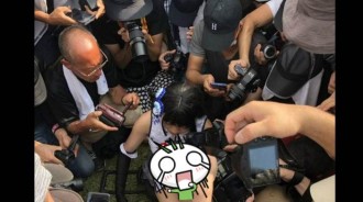 漫展盛會驚現變態拍攝！正妹Coser遭癡漢攝影師掀裙「深入」包圍攝影，引眾人怒轟