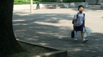 明明考100分！媽媽氣喊「不準去公園」罵太放縱　小學兒「忙到晚上11點才能睡」：你沒資格娛樂