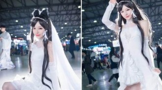 coser才17歲，竟把「水銀襪」穿到透光，這腿被上帝吻過？