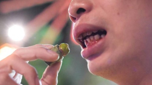 被學校禁吃！他買懷舊零嘴「像吃檳榔滿嘴紅」勾回憶　過來人興奮喊：「以前都大哥級在吃」
