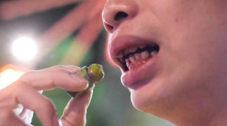 被學校禁吃！他買懷舊零嘴「像吃檳榔滿嘴紅」勾回憶　過來人興奮喊：「以前都大哥級在吃」