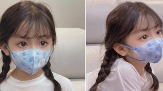 像戴了放大片！網路爆紅「超美口罩女娃」電眼超迷人　連哭都美翻「淚眼閃爍像拍MV」脫口罩更驚豔