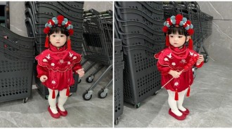 踩著小碎步逛超市！馬麻把女兒「扮成最萌小花旦」爆紅　某天一換「再變身俄羅斯娃娃」小披風Q翻❤️