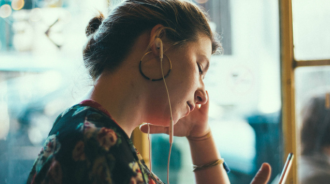 戴有線耳機很怪？2高中妹酸「怎有人不是戴AirPods」好丟臉　網一面倒讚「有線耳機才是王道」別無知