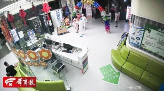 嬰兒嗆奶沒了呼吸！為搶時間護士「嘴對嘴吸痰」糞便沾滿大褂　下秒「神操作」網友淚讚：醫者仁心 