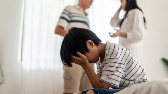 離婚後只顧新歡！他曝爸爸惡劣行徑「與弟弟含淚長大」　老父走投無路喊「不撫養就鬧上法庭」連家人都支持