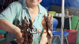 憑氣質攬客！大叔「擺攤賣魷魚」客如雲來　得知他的「年齡和身份」全網傻眼：兒女也厲害