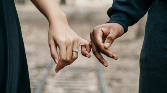 女友妹太漂亮！男婚前心動「暈船未來小姨子」　整天「滿腦想著她」求問：我該怎麼辦？