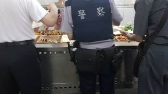 警車停在超商前！國道警察「跑隔壁買小吃」遭拍下公審　他酸「要照交通法辦事」萬人傻眼：哪裡違規