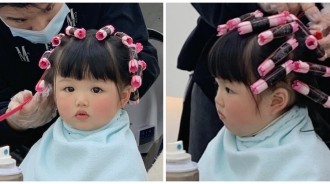 要把倫家用漂亮唷！燙髮女娃「宛如縮小版包租婆」太勾錐　拆掉髮捲「一頭浪漫公主捲髮」成果太讚❤️