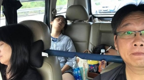 地方爸爸日常！他PO出「眾人皆睡我獨醒」全家出遊照　鄉民瘋曬「副駕誇張睡姿」最後一張網笑爆