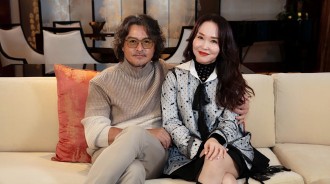 新加坡第一美人！她遭富商初戀劈腿「11年付出一場空」　點頭嫁影帝「52歲被寵像公主」幸福雖遲仍到