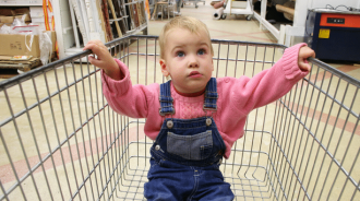4歲孩子在超市「先喝水後結賬」！被要求10倍賠償　爸爸3句話「顯高情商」經理轉怒為笑忙道歉