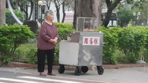 都沒有客人！無助阿嬤「路邊賣雞蛋糕」令人不捨　當地人「公開背後真相」網笑：眼淚收回來了...