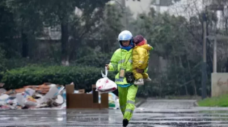 妻離家出走！單親爸「抱3歲愛女送外賣」惹網心疼　風雨中奔波不喊苦：「孩子比我更辛苦...」