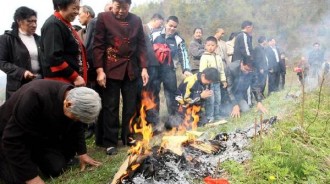 「沒墓碑的墳」無人掃！他每年清明祭祖都順手整理被笑傻　幾年後「墳主找上門」令他一夜暴富