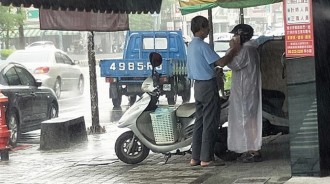 豪雨狂下！老夫妻騎車「雨衣只有一件」　老翁「果斷讓給愛妻」感動全網：這就是愛～