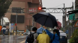 高中生好暖！豪雨天幫「推車翁」撐傘　當地人暖回：已不是第一次　